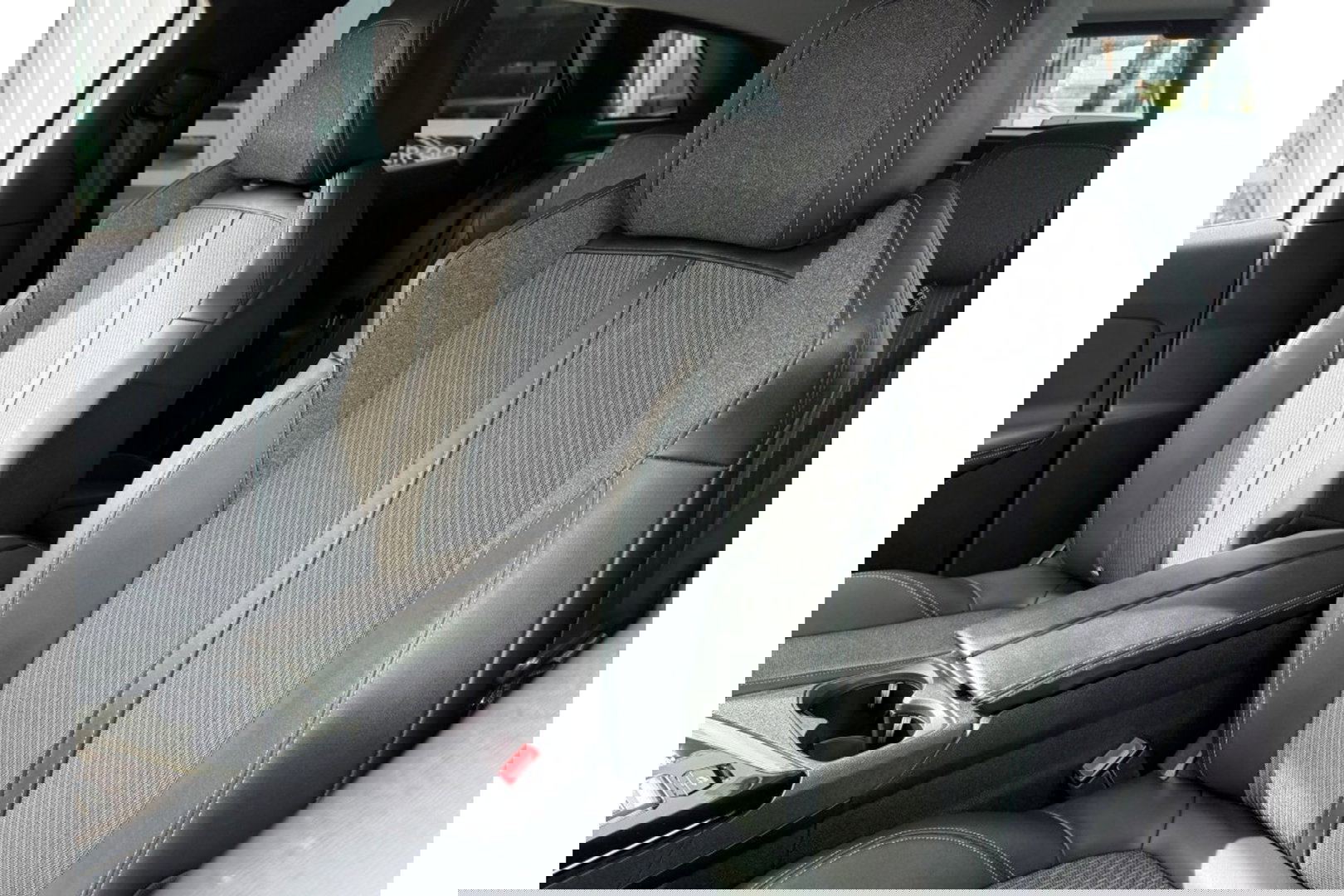 Peugeot 3008 1.2 PURETECH ALLUREPACK AUTOMAAT 130PK AIRCO NAVI PDC-CAMERA