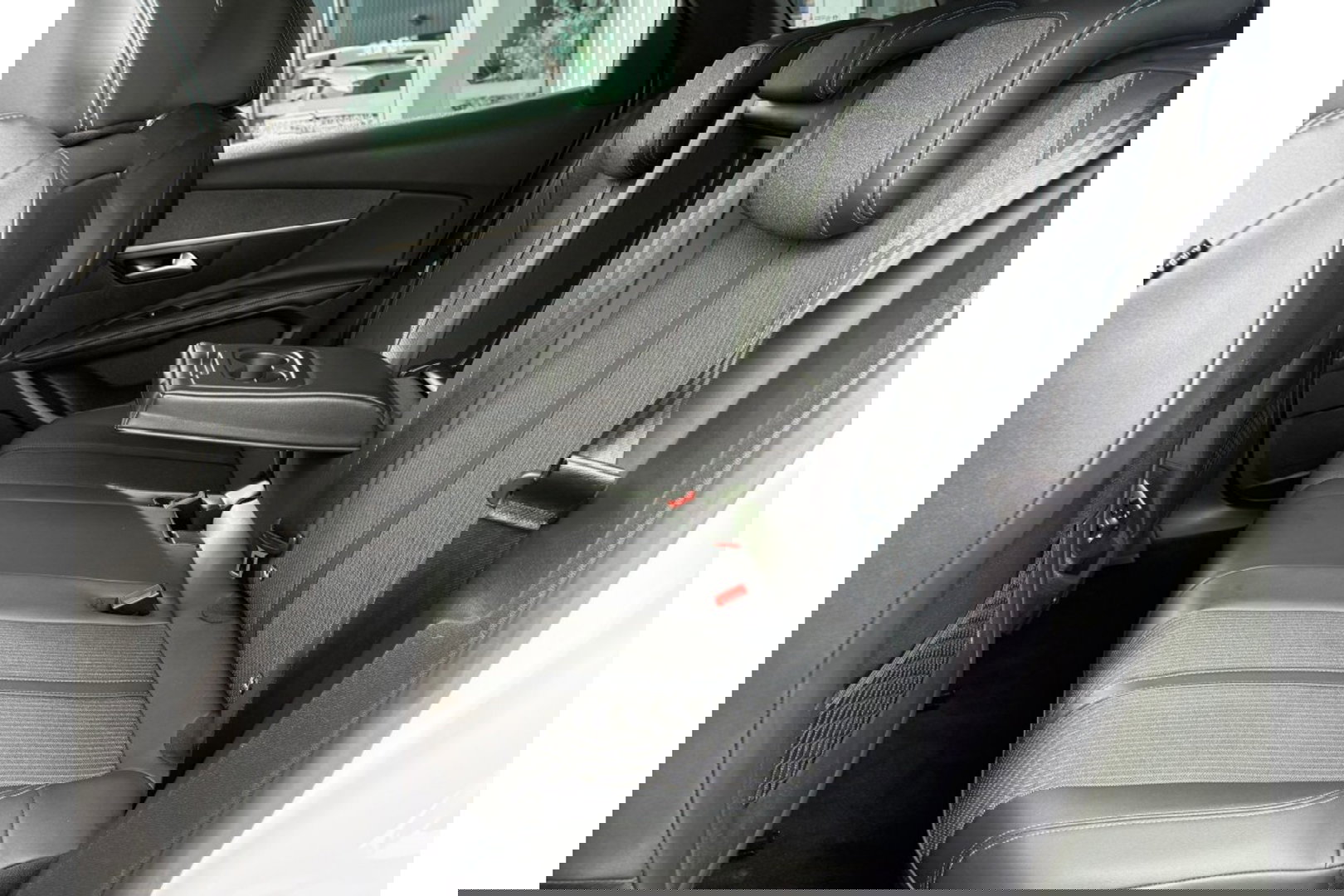 Peugeot 3008 1.2 PURETECH ALLUREPACK AUTOMAAT 130PK AIRCO NAVI PDC-CAMERA