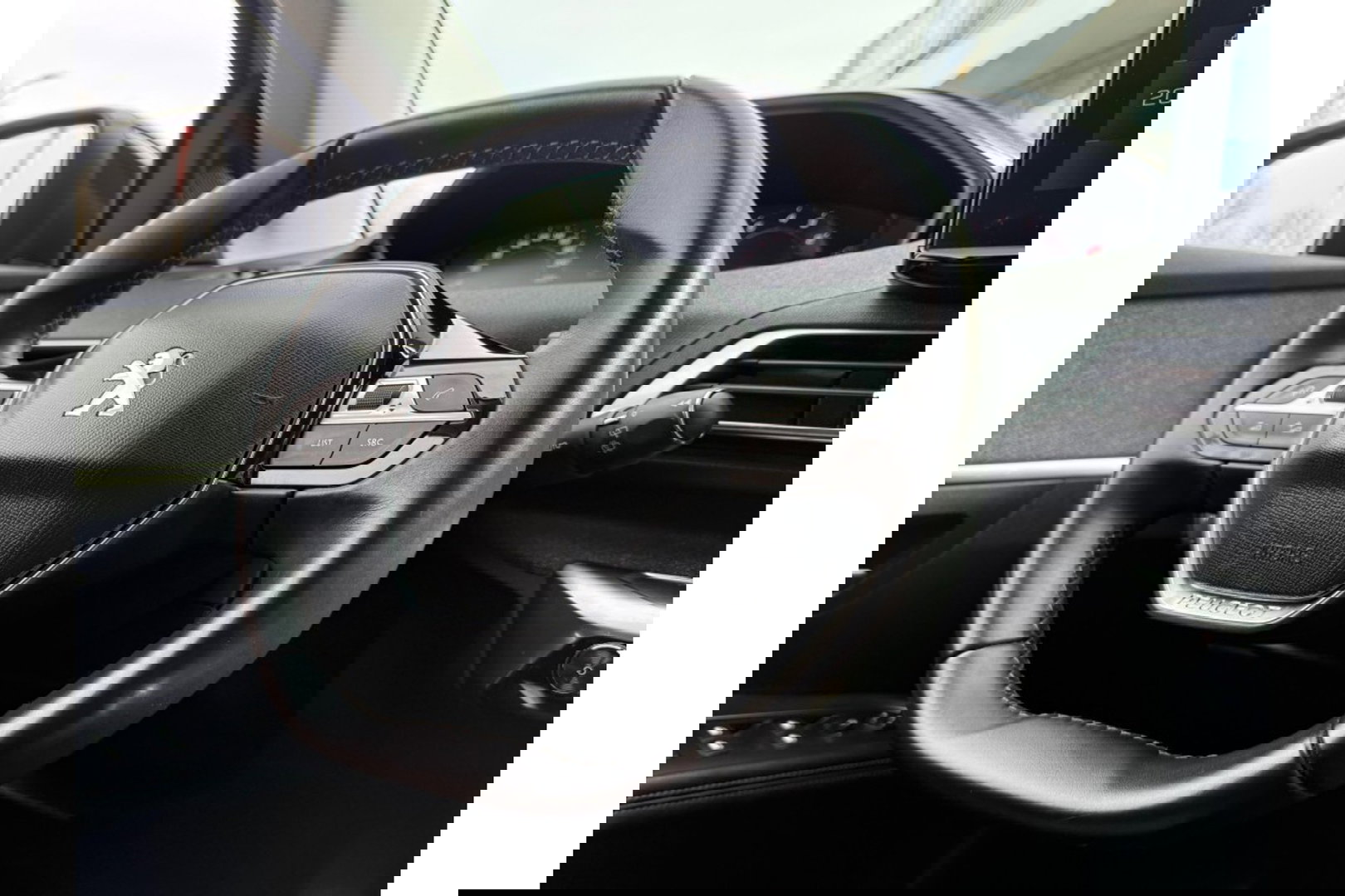 Peugeot 3008 1.2 PURETECH ALLUREPACK AUTOMAAT 130PK AIRCO NAVI PDC-CAMERA