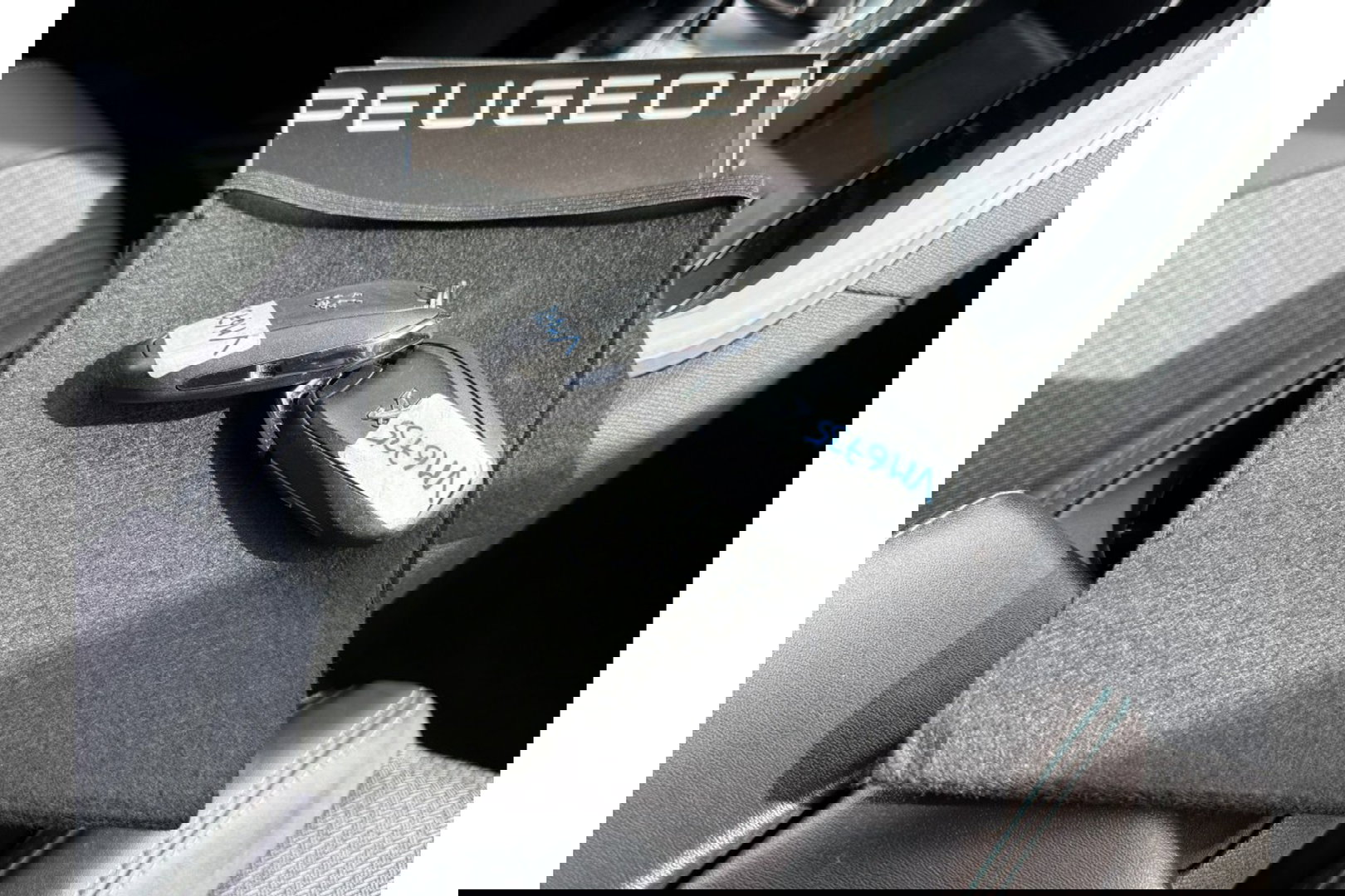 Peugeot 3008 1.2 PURETECH ALLUREPACK AUTOMAAT 130PK AIRCO NAVI PDC-CAMERA