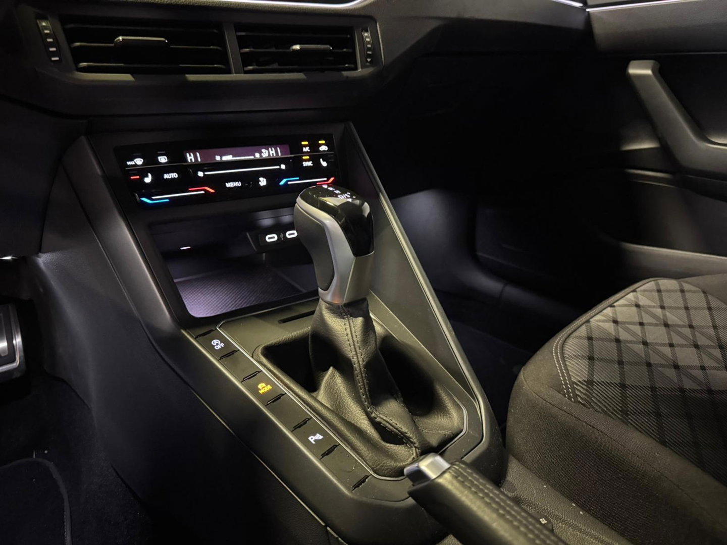 Volkswagen Polo 1.0 TSI R-Line CAM CARPLAY PDC