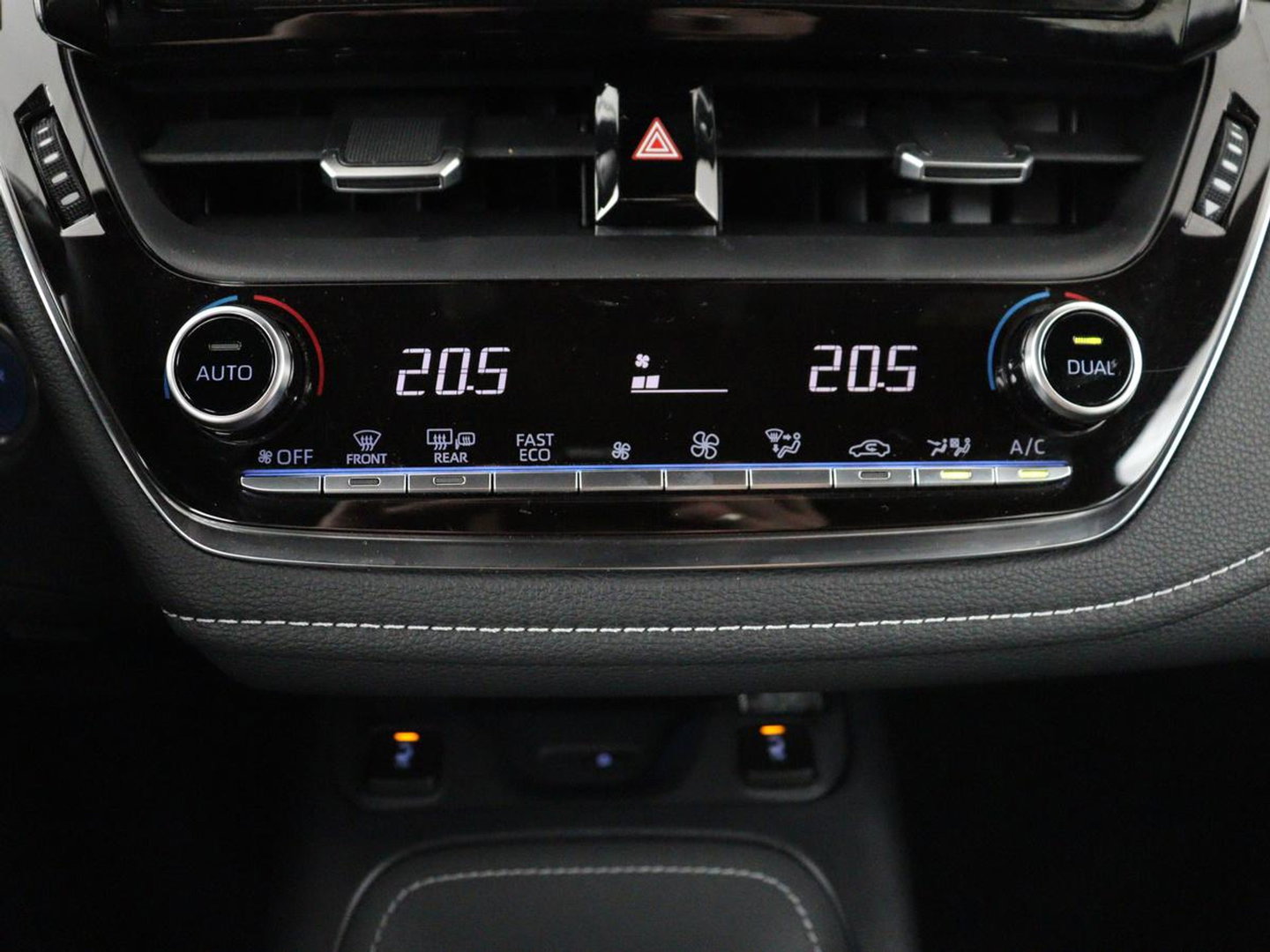 Toyota Corolla Touring Sports 2.0 Hybrid Style | Trekhaak | Stoelverwarming | Cruise Control | Navigatie | Camera | Carplay | Full LED | DAB | Climate control | Head-up