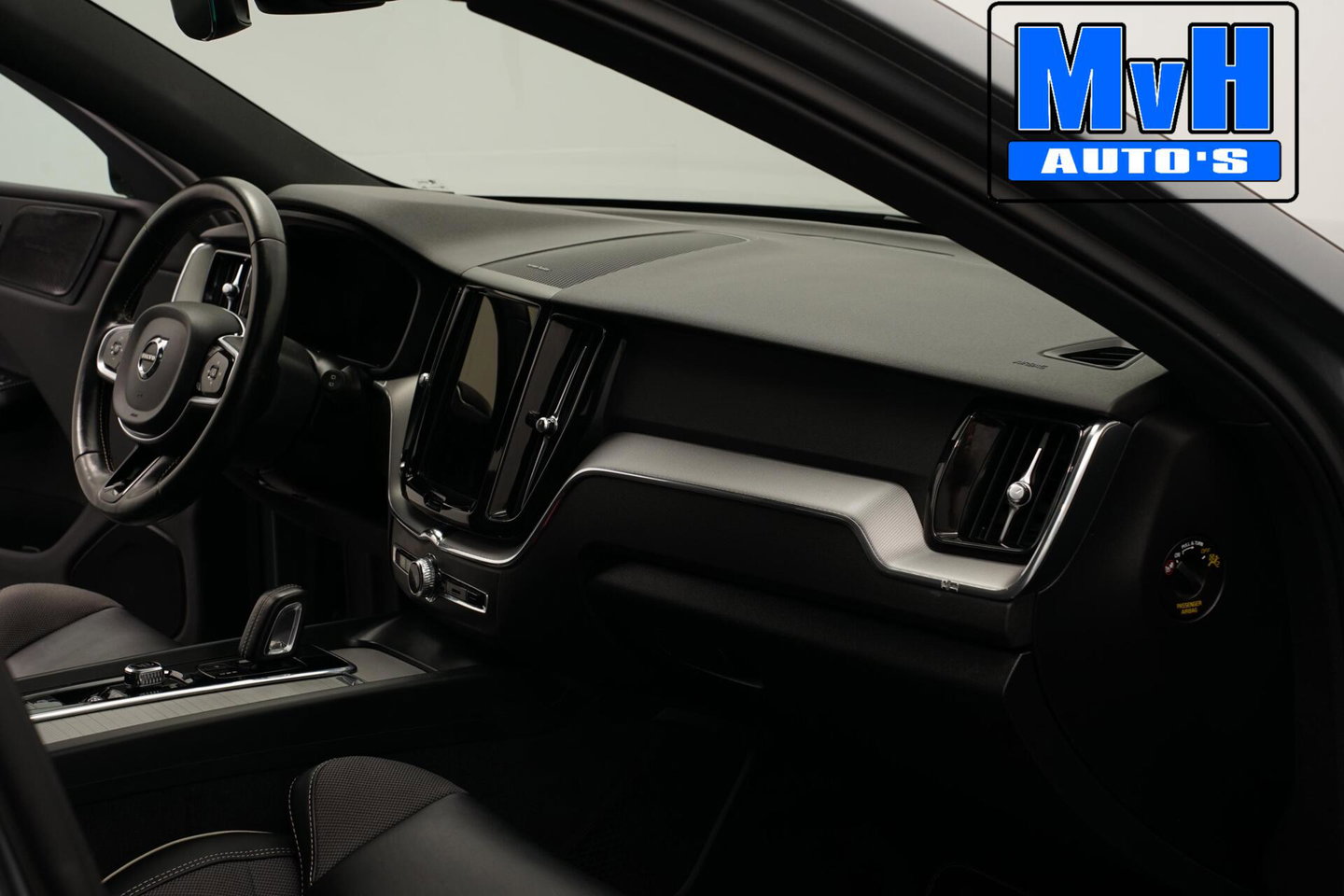 Volvo XC60 2.0 Recharge T6 AWD R-Design|PANO|H/K AUDIO|TREKH