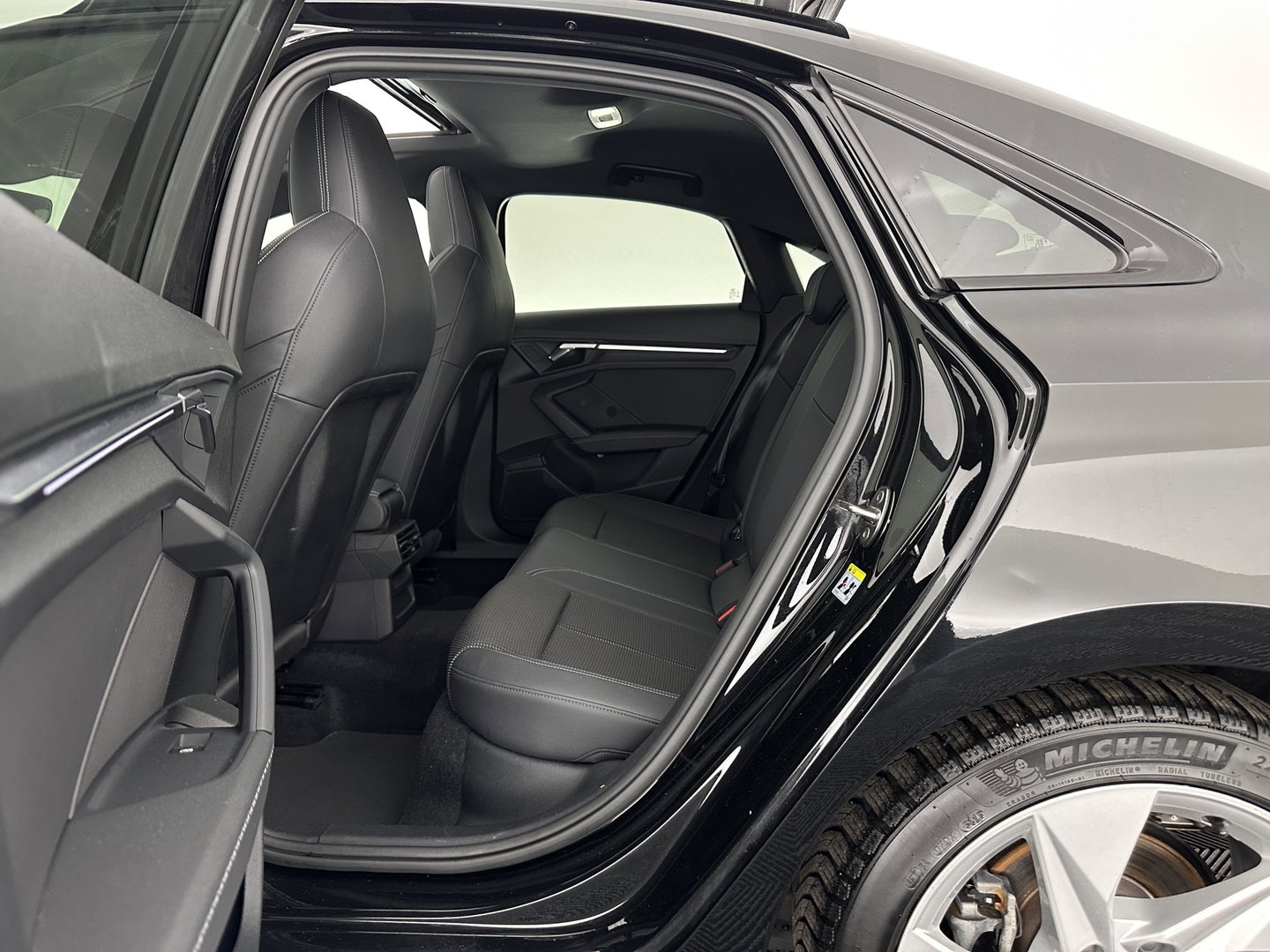 Audi A3 Limousine 35 TFSI S-Line Edition (INCL-BTW) Aut. *PANO | LEATHER-FABRIC | FULL-LED | AMBIENTLIGHT | SPORTSEATS | DIGI-COCKPIT | NAVI-FULLMAP | PRIVACYGLASS | SHIFTPADDLES | DAB+ | ADAPTIVE-CRUISE | 17"ALU*