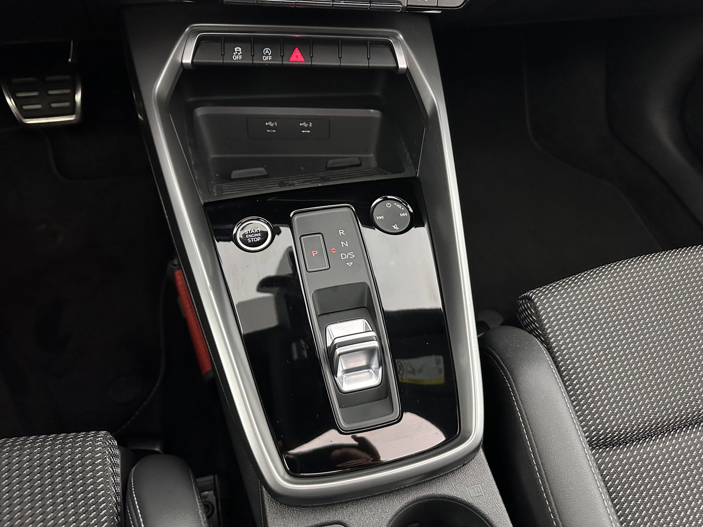 Audi A3 Limousine 35 TFSI S-Line Edition (INCL-BTW) Aut. *PANO | LEATHER-FABRIC | FULL-LED | AMBIENTLIGHT | SPORTSEATS | DIGI-COCKPIT | NAVI-FULLMAP | PRIVACYGLASS | SHIFTPADDLES | DAB+ | ADAPTIVE-CRUISE | 17"ALU*