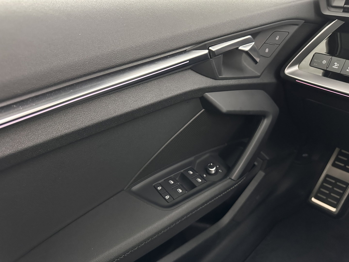 Audi A3 Limousine 35 TFSI S-Line Edition (INCL-BTW) Aut. *PANO | LEATHER-FABRIC | FULL-LED | AMBIENTLIGHT | SPORTSEATS | DIGI-COCKPIT | NAVI-FULLMAP | PRIVACYGLASS | SHIFTPADDLES | DAB+ | ADAPTIVE-CRUISE | 17"ALU*