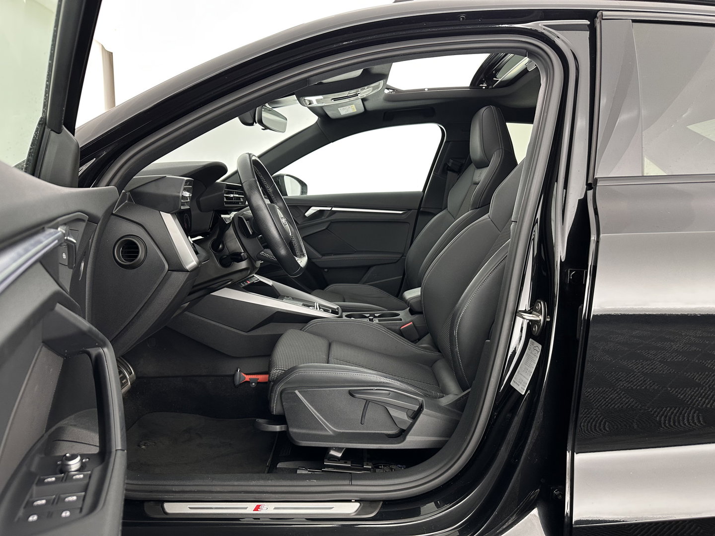 Audi A3 Limousine 35 TFSI S-Line Edition (INCL-BTW) Aut. *PANO | LEATHER-FABRIC | FULL-LED | AMBIENTLIGHT | SPORTSEATS | DIGI-COCKPIT | NAVI-FULLMAP | PRIVACYGLASS | SHIFTPADDLES | DAB+ | ADAPTIVE-CRUISE | 17"ALU*