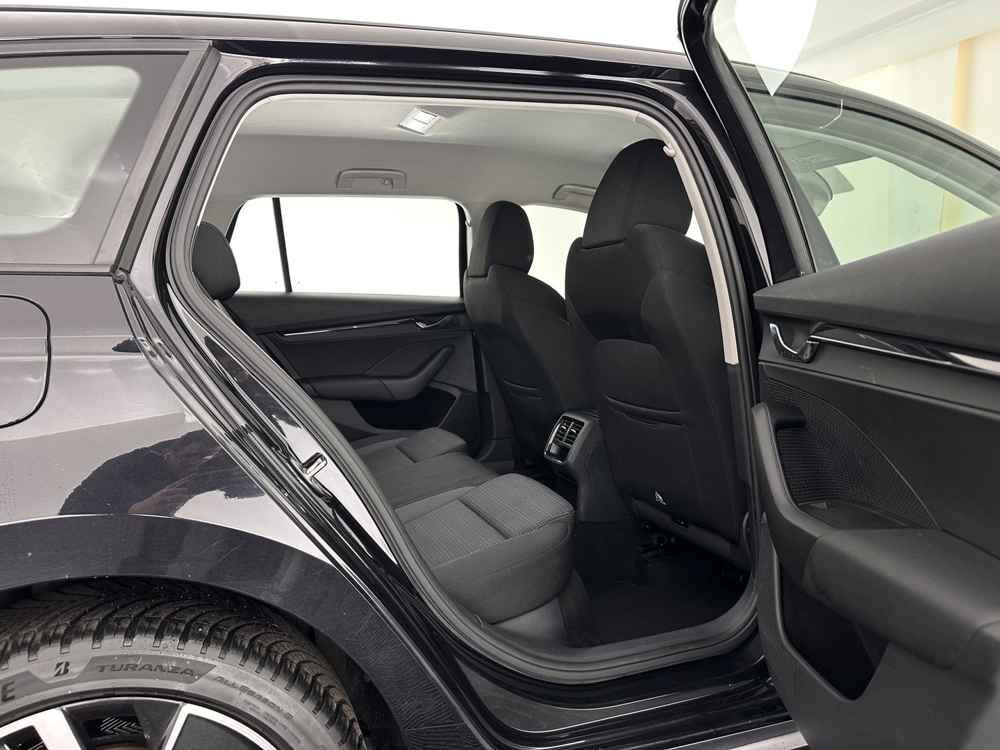 Škoda Octavia Combi 1.4 TSI iV PHEV Business Edition (Plug-in) (INCL.BTW) *FULL-LED | DIGI-COCKPIT | COMFORTSEATS | NAVI-FULLMAP | PRIVACY-GLASS | DAB | SHIFT-PADDLES | ECC | PDC | CRUISE | TOWBAR | 18''ALU*