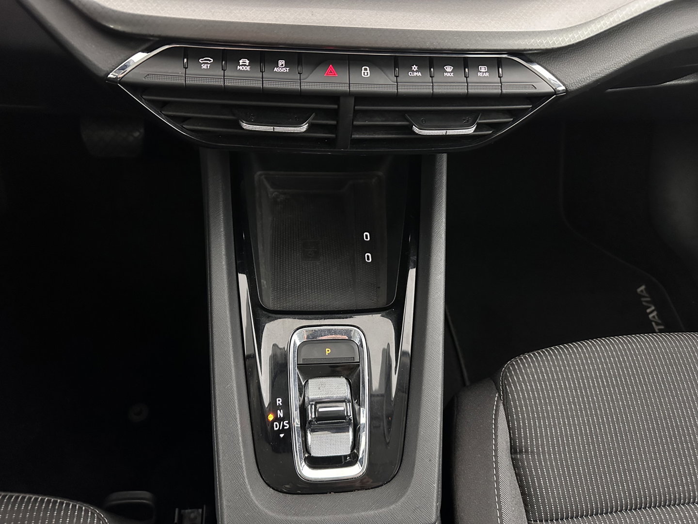 Škoda Octavia Combi 1.4 TSI iV PHEV Business Edition (Plug-in) (INCL.BTW) *FULL-LED | DIGI-COCKPIT | COMFORTSEATS | NAVI-FULLMAP | PRIVACY-GLASS | DAB | SHIFT-PADDLES | ECC | PDC | CRUISE | TOWBAR | 18''ALU*