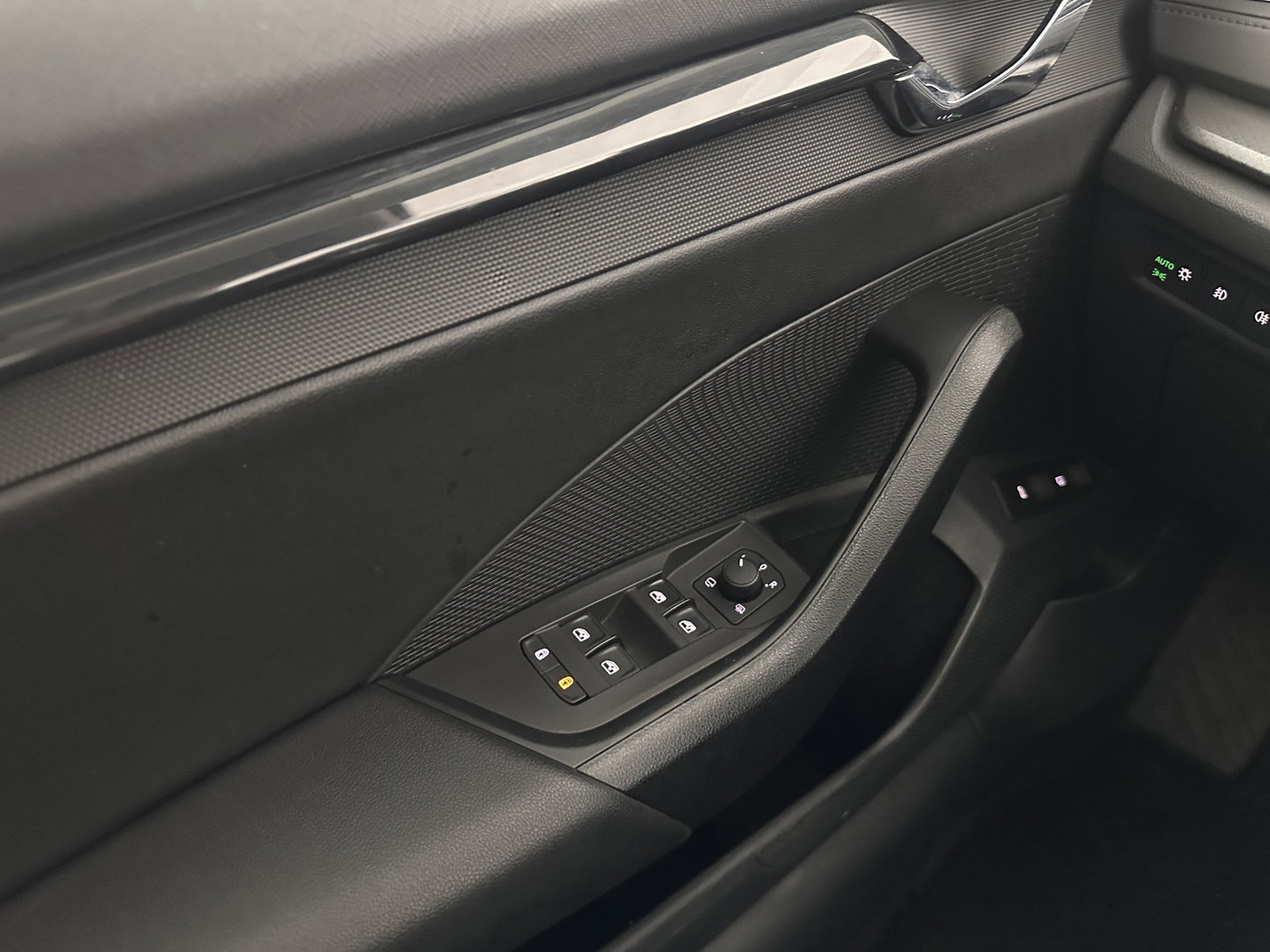 Škoda Octavia Combi 1.4 TSI iV PHEV Business Edition (Plug-in) (INCL.BTW) *FULL-LED | DIGI-COCKPIT | COMFORTSEATS | NAVI-FULLMAP | PRIVACY-GLASS | DAB | SHIFT-PADDLES | ECC | PDC | CRUISE | TOWBAR | 18''ALU*