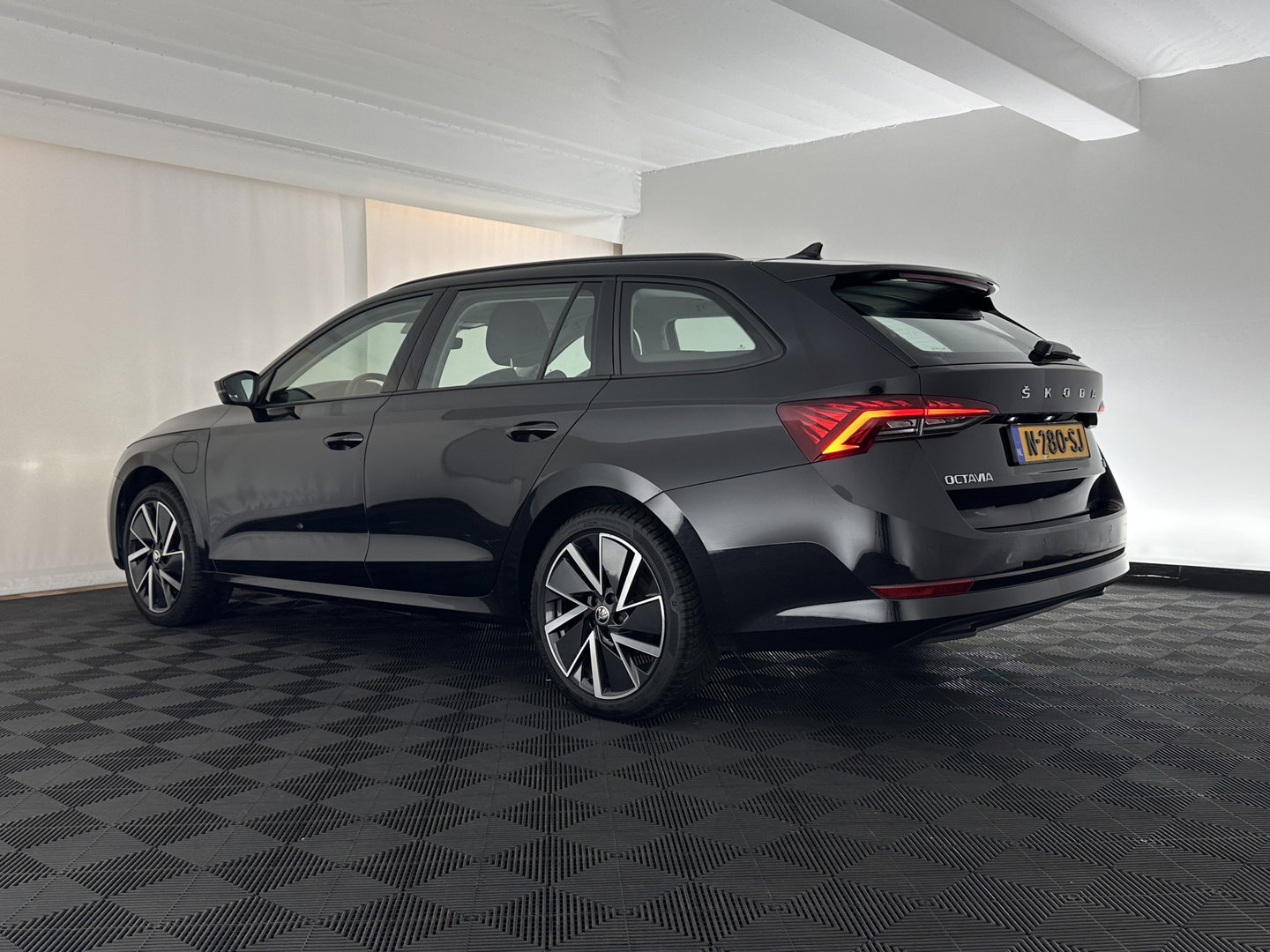 Škoda Octavia Combi 1.4 TSI iV PHEV Business Edition (Plug-in) (INCL.BTW) *FULL-LED | DIGI-COCKPIT | COMFORTSEATS | NAVI-FULLMAP | PRIVACY-GLASS | DAB | SHIFT-PADDLES | ECC | PDC | CRUISE | TOWBAR | 18''ALU*