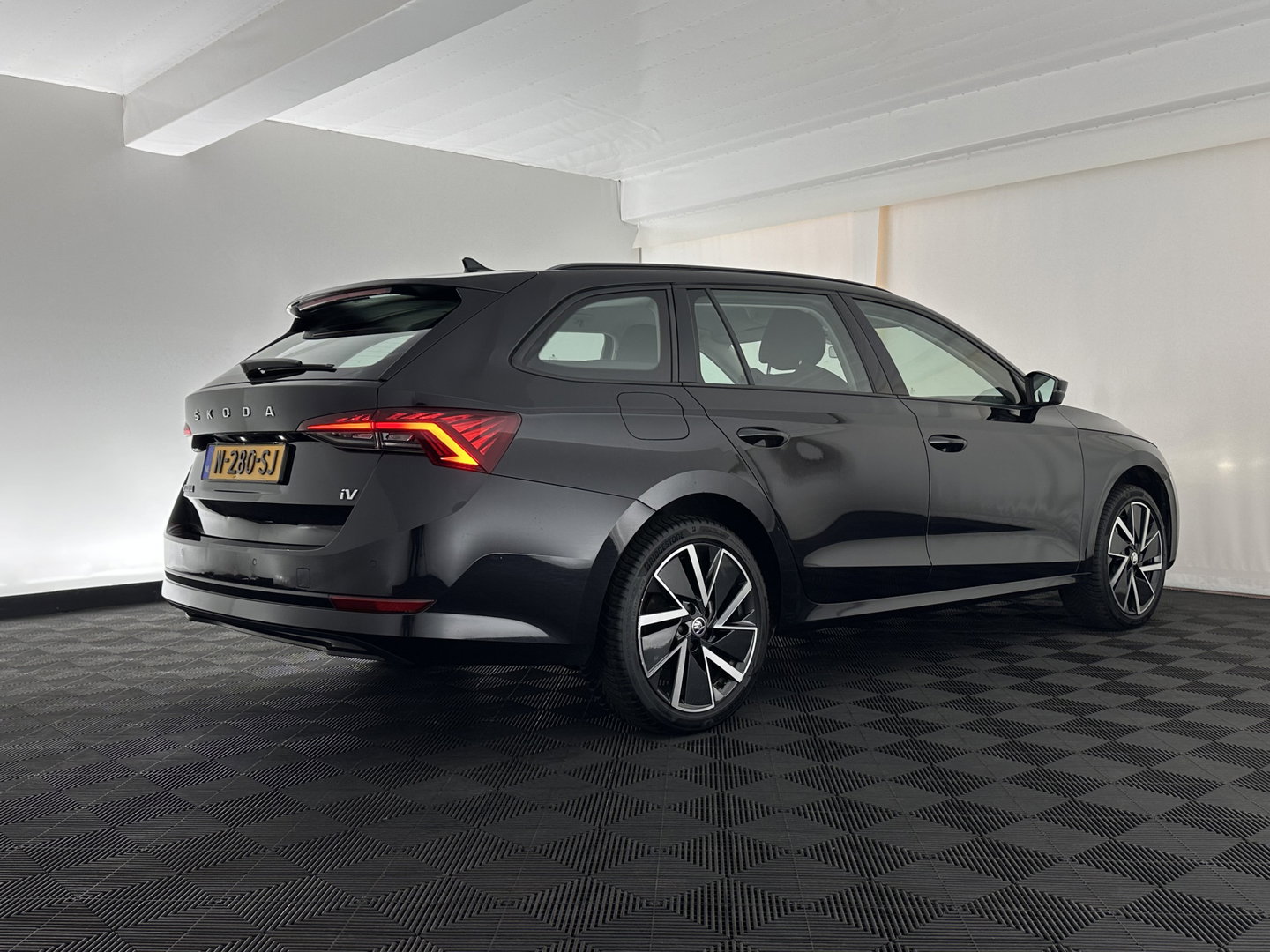 Škoda Octavia Combi 1.4 TSI iV PHEV Business Edition (Plug-in) (INCL.BTW) *FULL-LED | DIGI-COCKPIT | COMFORTSEATS | NAVI-FULLMAP | PRIVACY-GLASS | DAB | SHIFT-PADDLES | ECC | PDC | CRUISE | TOWBAR | 18''ALU*