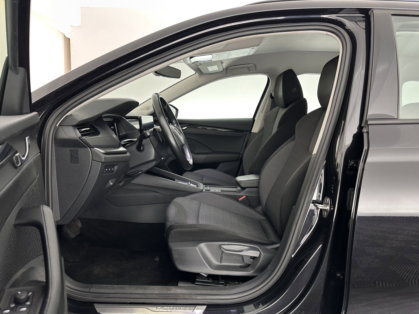 Škoda Octavia Combi 1.4 TSI iV PHEV Business Edition (Plug-in) (INCL.BTW) *FULL-LED | DIGI-COCKPIT | COMFORTSEATS | NAVI-FULLMAP | PRIVACY-GLASS | DAB | SHIFT-PADDLES | ECC | PDC | CRUISE | TOWBAR | 18''ALU*