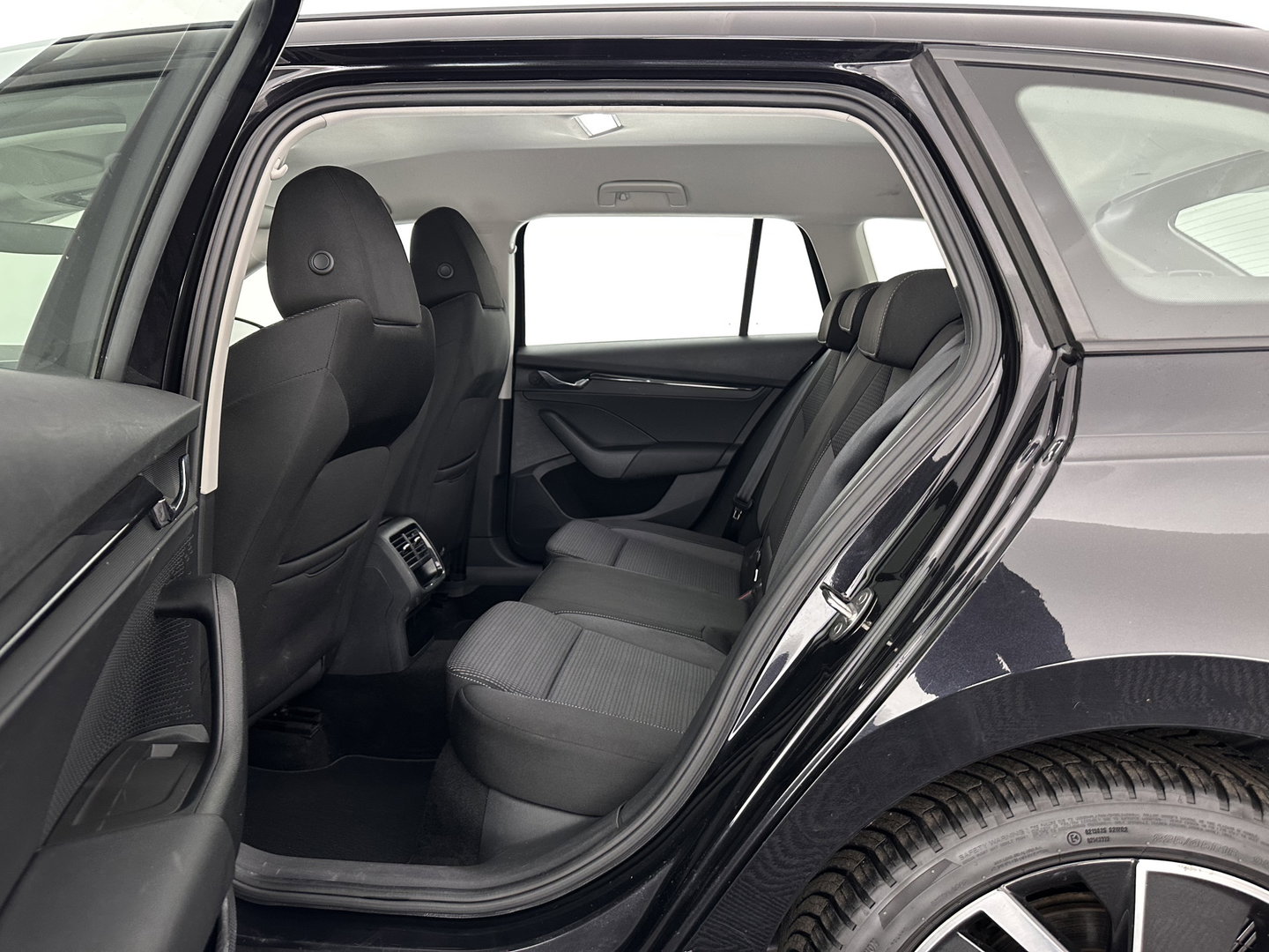 Škoda Octavia Combi 1.4 TSI iV PHEV Business Edition (Plug-in) (INCL.BTW) *FULL-LED | DIGI-COCKPIT | COMFORTSEATS | NAVI-FULLMAP | PRIVACY-GLASS | DAB | SHIFT-PADDLES | ECC | PDC | CRUISE | TOWBAR | 18''ALU*