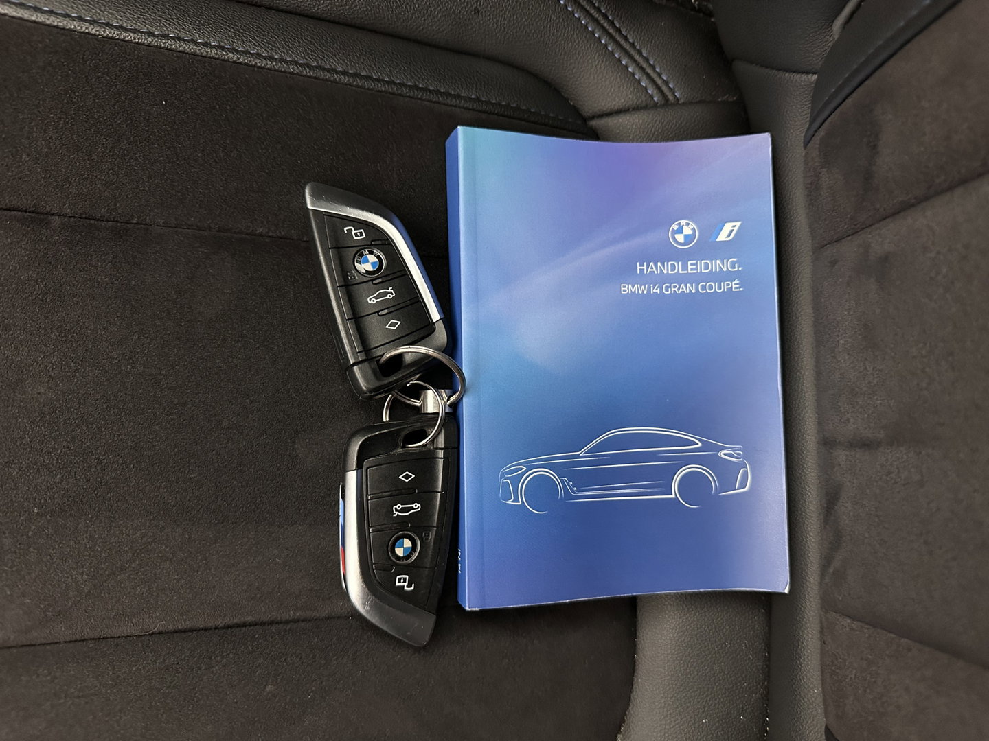 BMW i4 eDrive40 84 kWh [ 3-Fase ] (INCL.BTW) *LEATHER-MICROFIBRE | FULL-LED | ADAPTIVE-CRUISE | HEATED-SPORTSEATS | CAMERA | DAB | WIDESCREEN-DIGI-COCKPIT | NAVI-FULLMAP | ECC | PDC | 18''ALU*