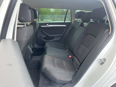 Volkswagen Passat Variant 1.4 TSI ACT Highline | Adaptieve Cruise Control | Parkeersensoren | Stoelverwarming | Verwarmbare Spiegels | Bluetooth | Front Assist |