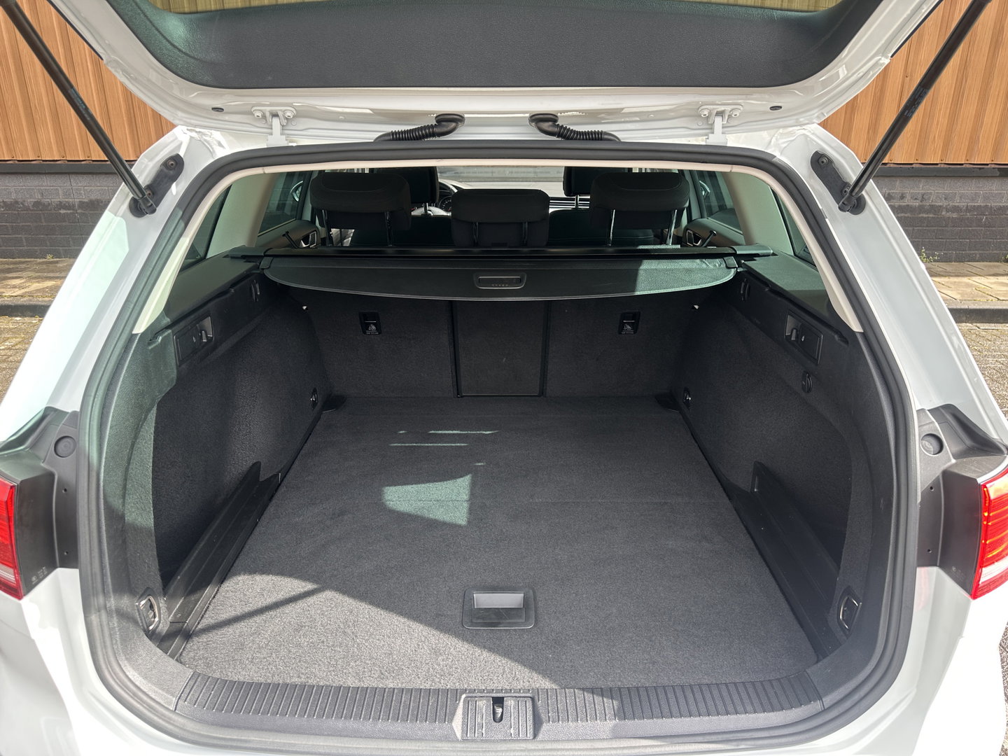 Volkswagen Passat Variant 1.4 TSI ACT Highline | Adaptieve Cruise Control | Parkeersensoren | Stoelverwarming | Verwarmbare Spiegels | Bluetooth | Front Assist |