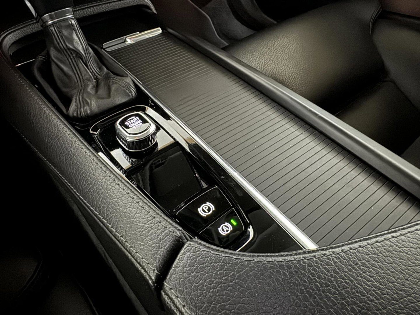 Volvo V90 2.0 T4 Momentum Leer Carplay Autopilot Trekh. NAP