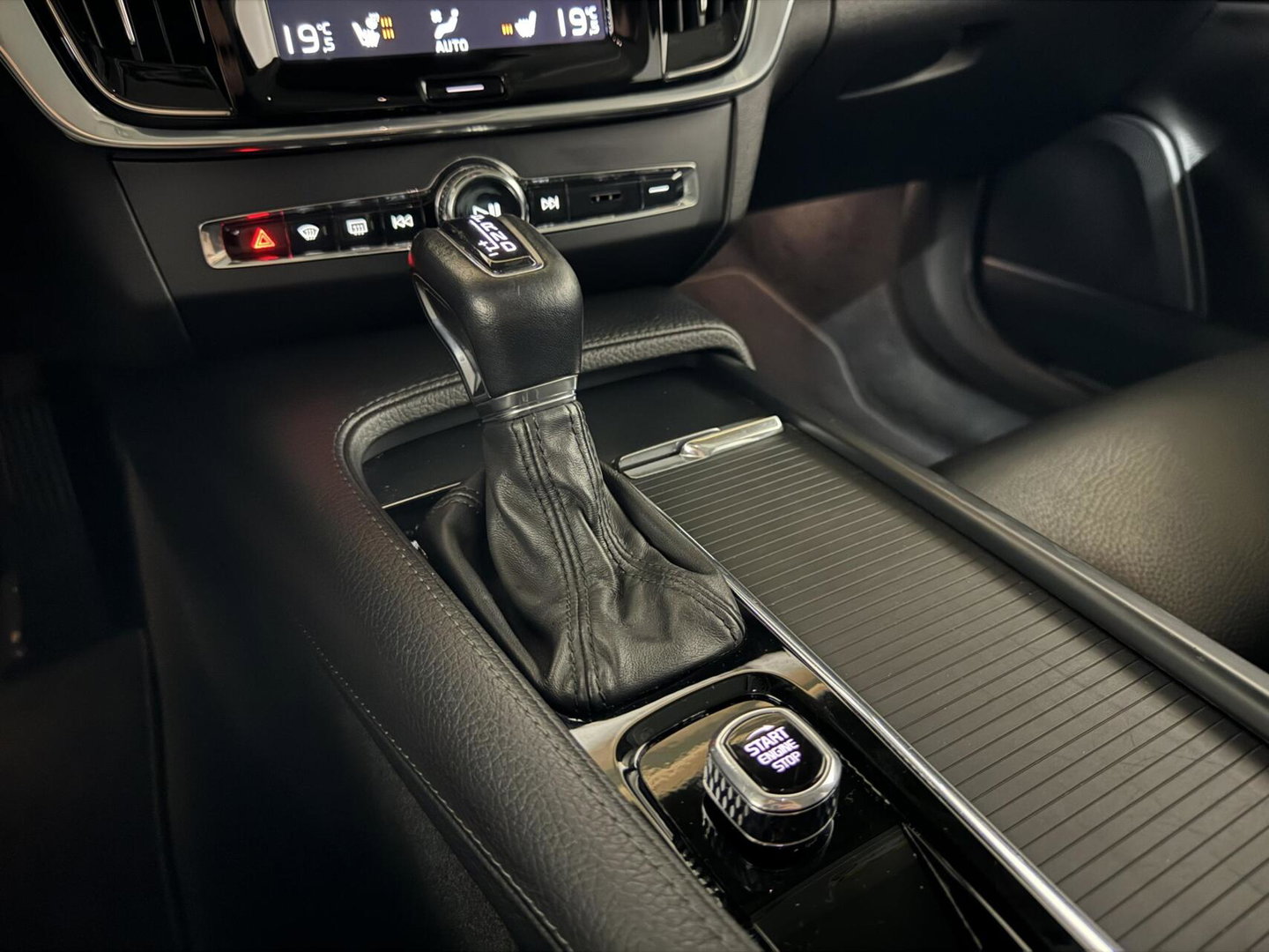 Volvo V90 2.0 T4 Momentum Leer Carplay Autopilot Trekh. NAP