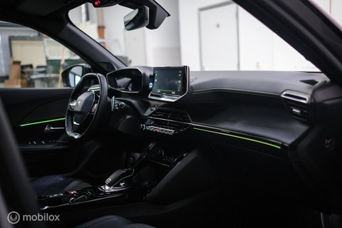 Peugeot 2008 1.2 PureTech GT | Panorama | Trekhaak | Camera | LED | Dealer OH | Nieuwe distributie | rijklaar |