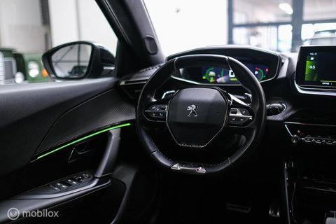 Peugeot 2008 1.2 PureTech GT | Panorama | Trekhaak | Camera | LED | Dealer OH | Nieuwe distributie | rijklaar |