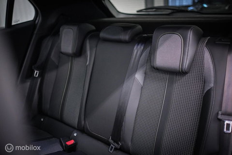 Peugeot 2008 1.2 PureTech GT | Panorama | Trekhaak | Camera | LED | Dealer OH | Nieuwe distributie | rijklaar |