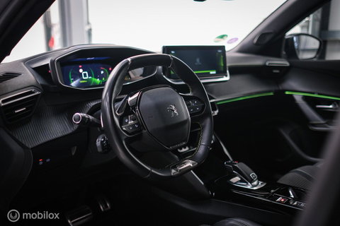 Peugeot 2008 1.2 PureTech GT | Panorama | Trekhaak | Camera | LED | Dealer OH | Nieuwe distributie | rijklaar |
