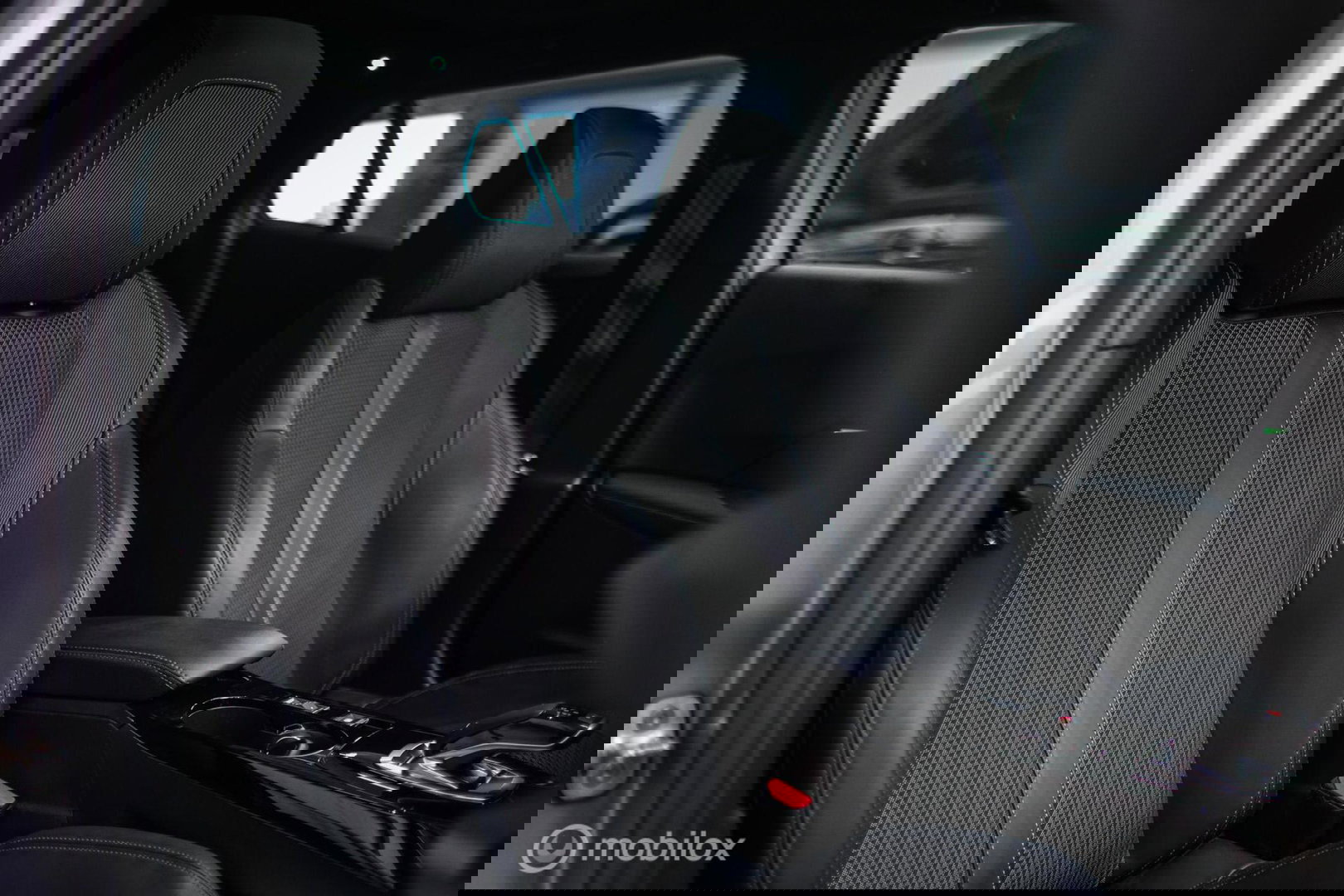 Peugeot 2008 1.2 PureTech GT | Panorama | Trekhaak | Camera | LED | Dealer OH | Nieuwe distributie | rijklaar |