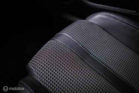 Peugeot 2008 1.2 PureTech GT | Panorama | Trekhaak | Camera | LED | Dealer OH | Nieuwe distributie | rijklaar |