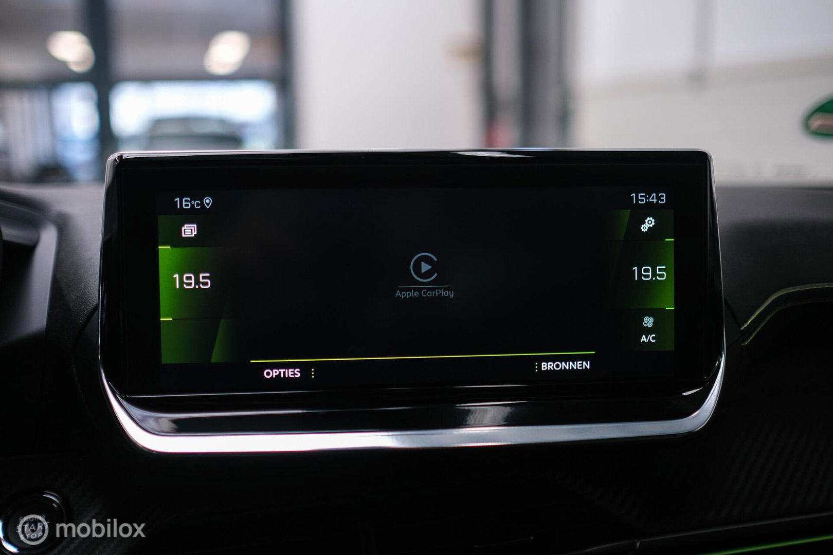 Peugeot 2008 1.2 PureTech GT | Panorama | Trekhaak | Camera | LED | Dealer OH | Nieuwe distributie | rijklaar |