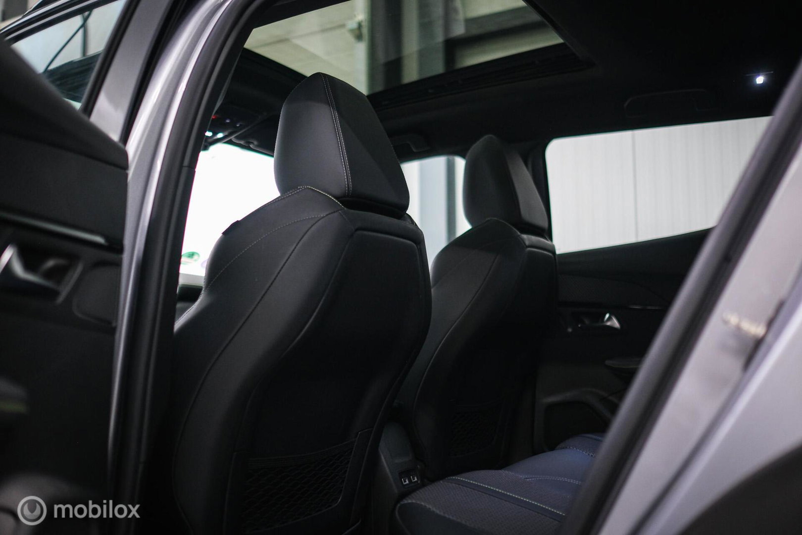 Peugeot 2008 1.2 PureTech GT | Panorama | Trekhaak | Camera | LED | Dealer OH | Nieuwe distributie | rijklaar |