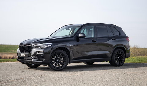 BMW X5 xDrive45e CARPLAY / CAMERA / DEALER ONDERHOUDEN /  LEER / STOELVERWARMING / BLACK ON BLACK