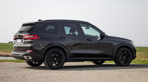 BMW X5 xDrive45e CARPLAY / CAMERA / DEALER ONDERHOUDEN /  LEER / STOELVERWARMING / BLACK ON BLACK