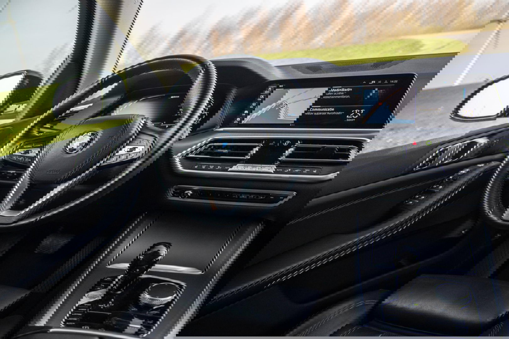 BMW X5 xDrive45e CARPLAY / CAMERA / DEALER ONDERHOUDEN /  LEER / STOELVERWARMING / BLACK ON BLACK