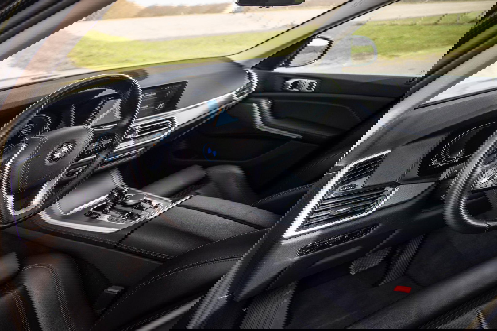 BMW X5 xDrive45e CARPLAY / CAMERA / DEALER ONDERHOUDEN /  LEER / STOELVERWARMING / BLACK ON BLACK