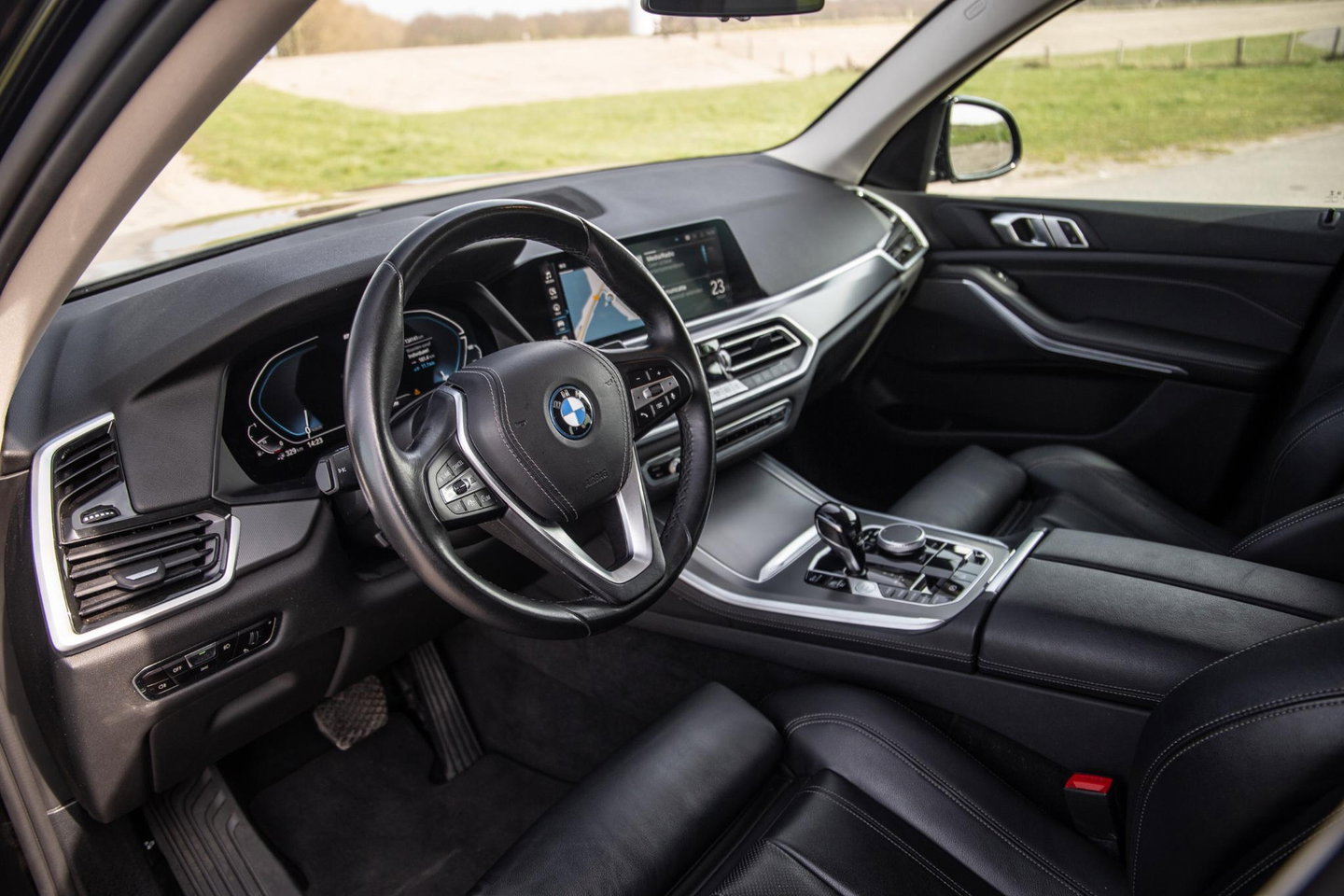 BMW X5 xDrive45e CARPLAY / CAMERA / DEALER ONDERHOUDEN /  LEER / STOELVERWARMING / BLACK ON BLACK