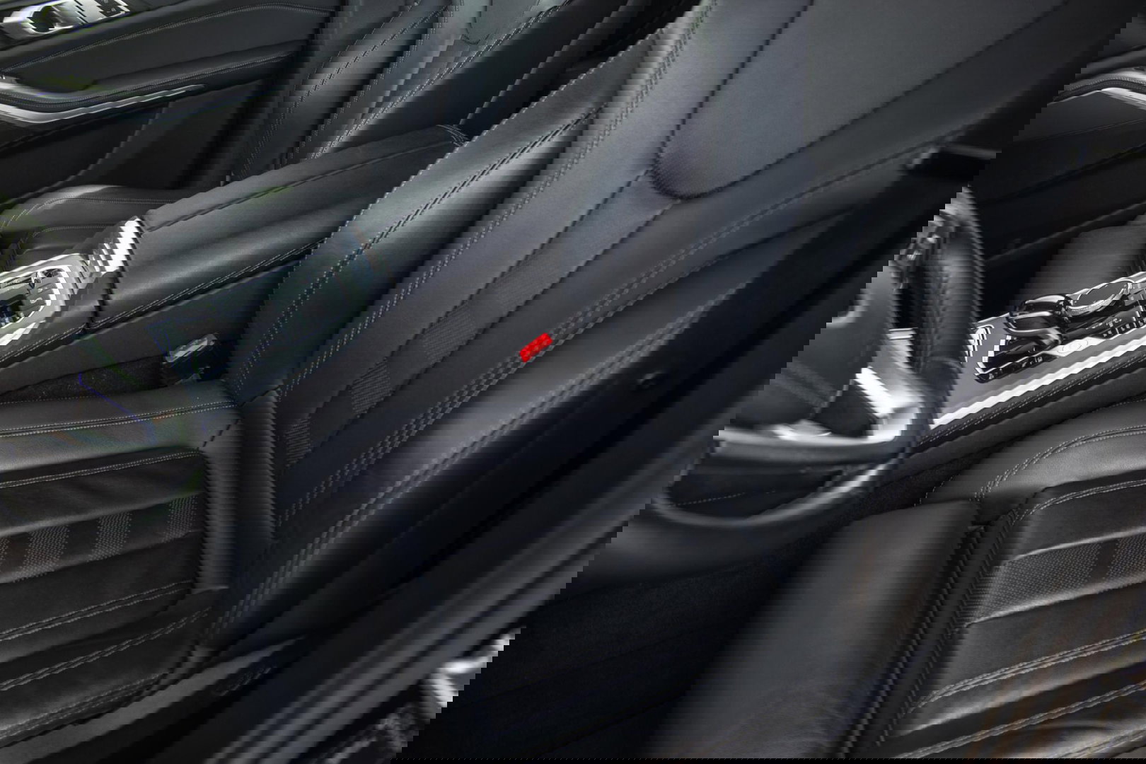 BMW X5 xDrive45e CARPLAY / CAMERA / DEALER ONDERHOUDEN /  LEER / STOELVERWARMING / BLACK ON BLACK