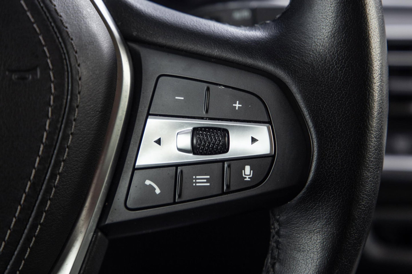 BMW X5 xDrive45e CARPLAY / CAMERA / DEALER ONDERHOUDEN /  LEER / STOELVERWARMING / BLACK ON BLACK