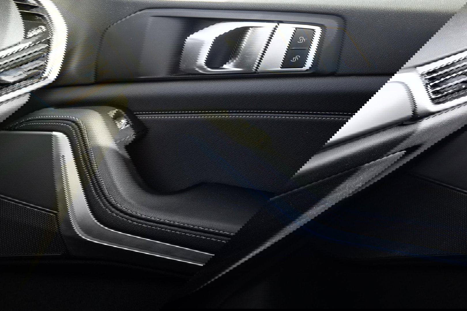 BMW X5 xDrive45e CARPLAY / CAMERA / DEALER ONDERHOUDEN /  LEER / STOELVERWARMING / BLACK ON BLACK