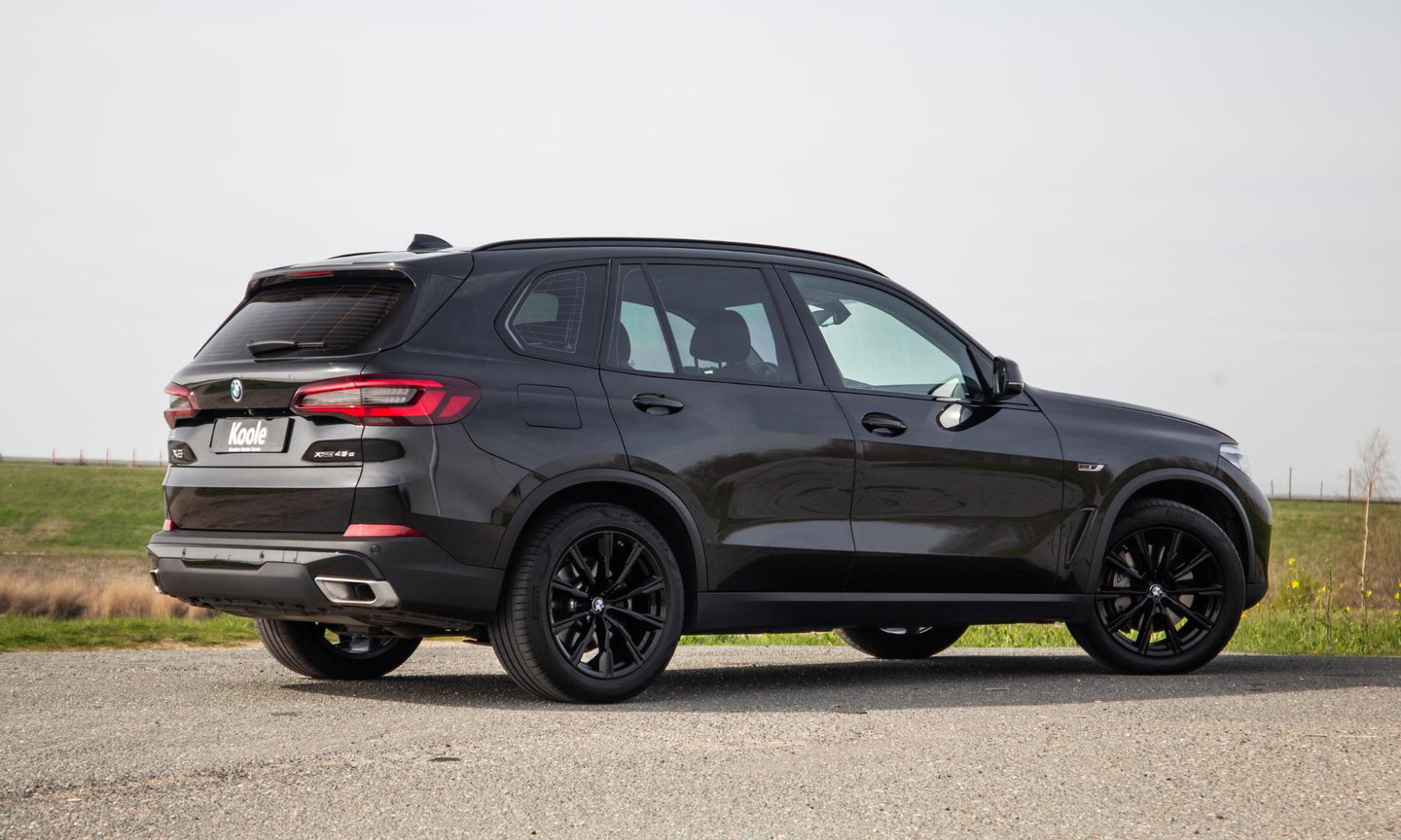 BMW X5 xDrive45e CARPLAY / CAMERA / DEALER ONDERHOUDEN /  LEER / STOELVERWARMING / BLACK ON BLACK
