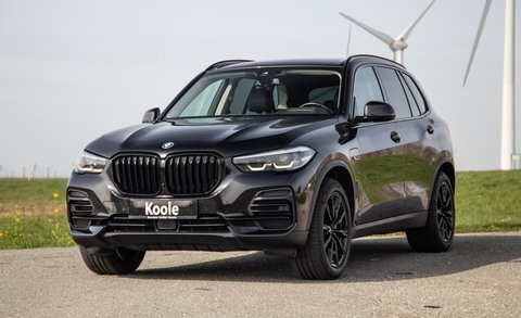 BMW X5 xDrive45e CARPLAY / CAMERA / DEALER ONDERHOUDEN /  LEER / STOELVERWARMING / BLACK ON BLACK