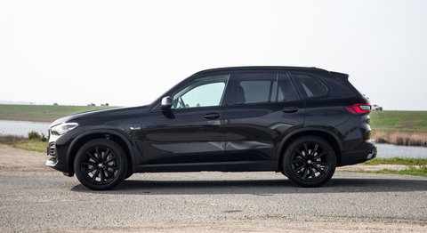 BMW X5 xDrive45e CARPLAY / CAMERA / DEALER ONDERHOUDEN /  LEER / STOELVERWARMING / BLACK ON BLACK