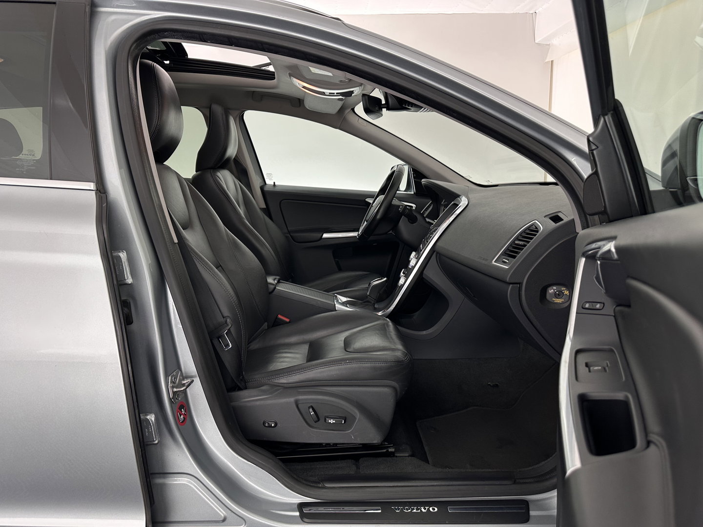 Volvo XC60 2.0 D4 FWD Polar+ Aut. *PANO | LEATHER | XENON | ADAPTIVE-CRUISE | MEMORY-PACK | BLINDSPOT | HEATED-COMFORTSEATS | NAVI-FULLMAP | CAMERA | PRIVACYGLASS | ECC | TOWBAR | PDC | LANE-ASSIST | 17''ALU*