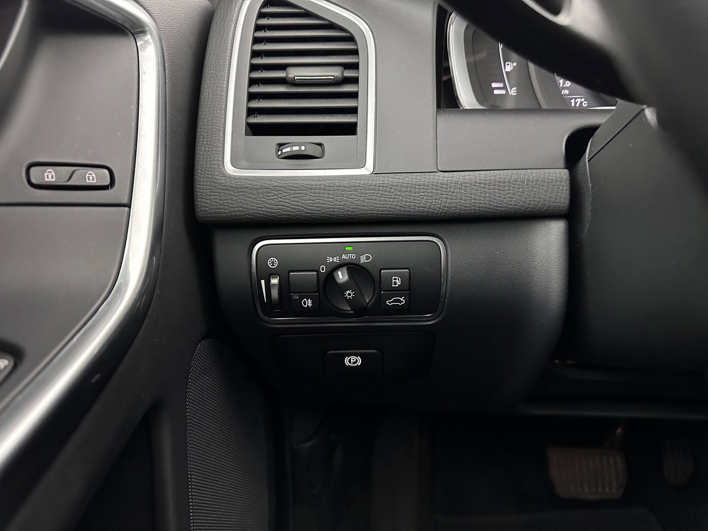 Volvo XC60 2.0 D4 FWD Polar+ Aut. *PANO | LEATHER | XENON | ADAPTIVE-CRUISE | MEMORY-PACK | BLINDSPOT | HEATED-COMFORTSEATS | NAVI-FULLMAP | CAMERA | PRIVACYGLASS | ECC | TOWBAR | PDC | LANE-ASSIST | 17''ALU*