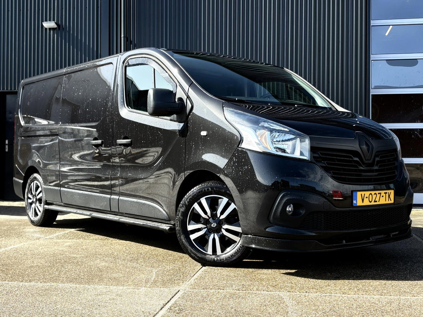 Renault Trafic 120pk L2H1 Black Edition | MARGE | Leder | Navigatie | Camera | Trekhaak | Sidebars |