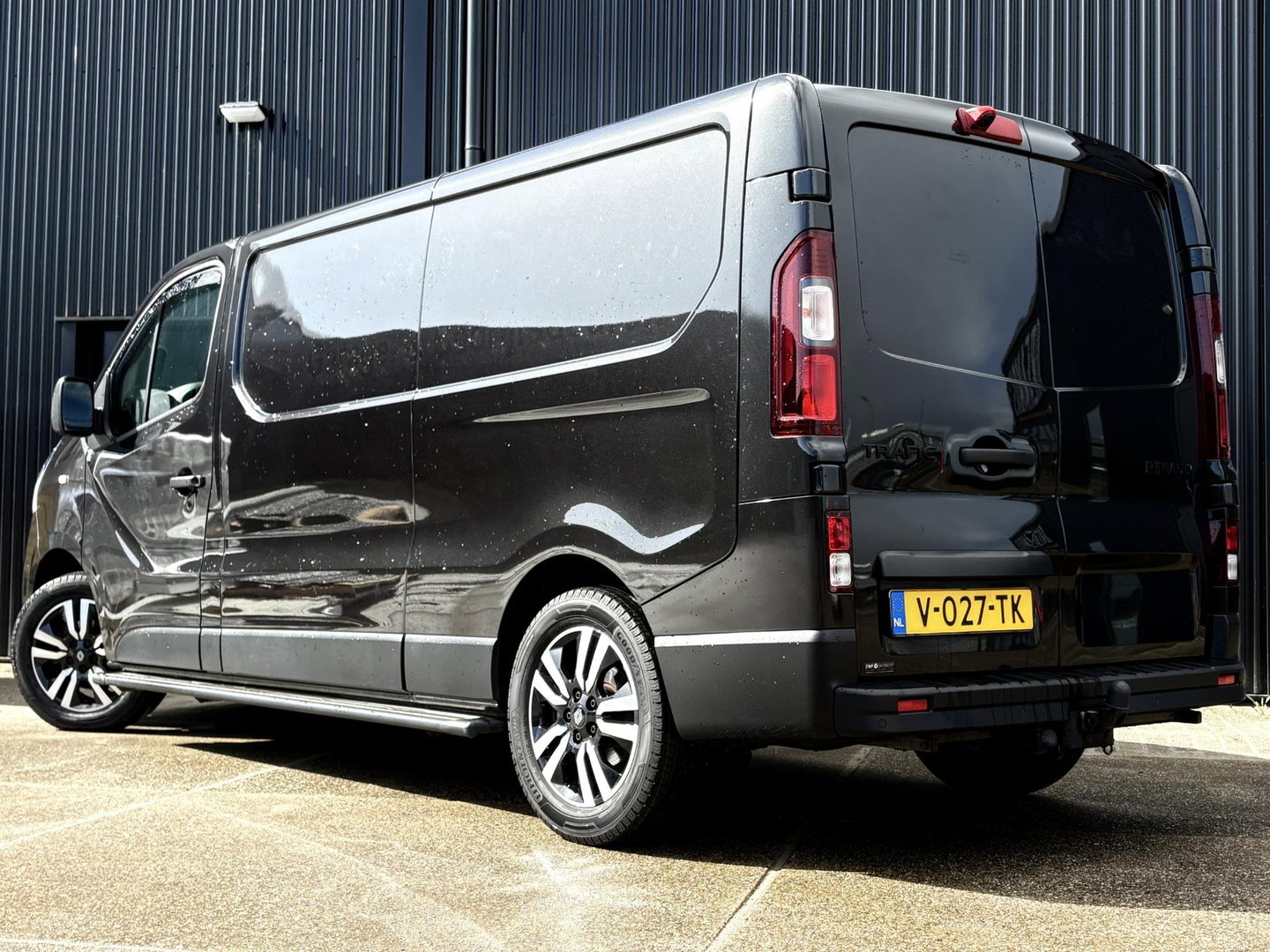Renault Trafic 120pk L2H1 Black Edition | MARGE | Leder | Navigatie | Camera | Trekhaak | Sidebars |