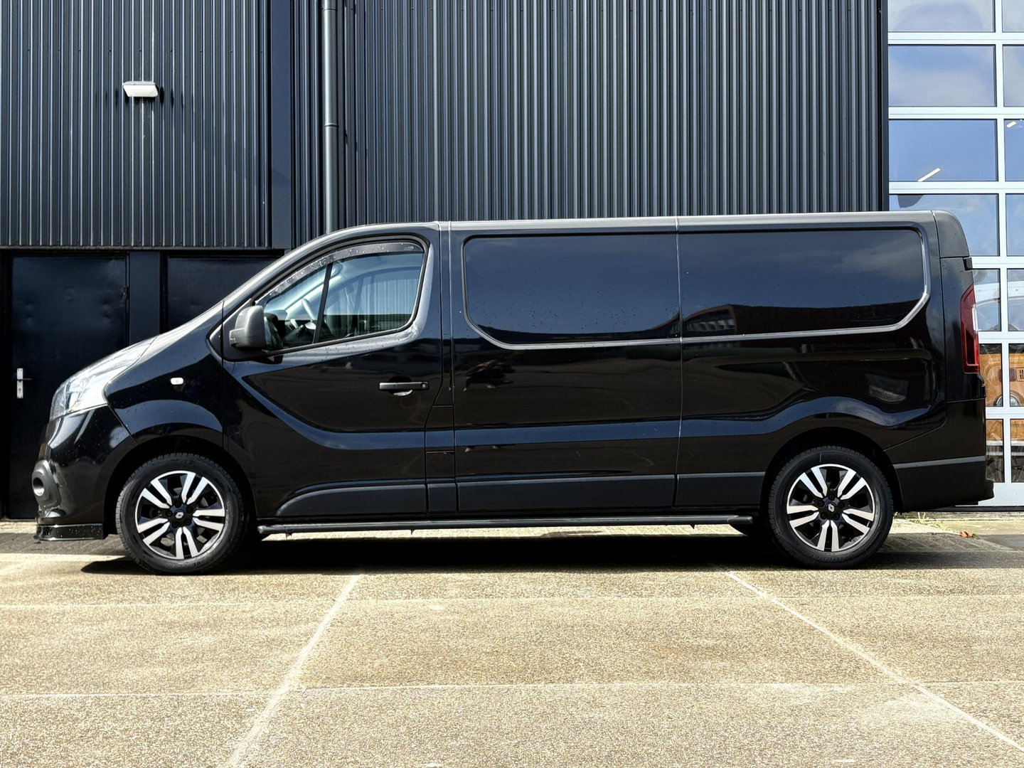 Renault Trafic 120pk L2H1 Black Edition | MARGE | Leder | Navigatie | Camera | Trekhaak | Sidebars |
