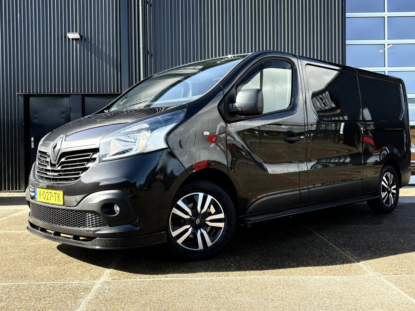 Renault Trafic 120pk L2H1 Black Edition | MARGE | Leder | Navigatie | Camera | Trekhaak | Sidebars |