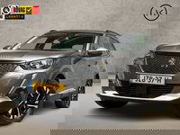 Peugeot 2008 - 1.2 PureTech Allure Sport 131Pk Automaat (VIRTUAL COCKPIT, APPLE CARPLAY, GROOT NAVI, KEYLESS, LEDER, SPORTSTOELEN, 360 CAMERA, GETINT GLAS, LM VELGEN, NIEUWE APK, NIEUWSTAAT)