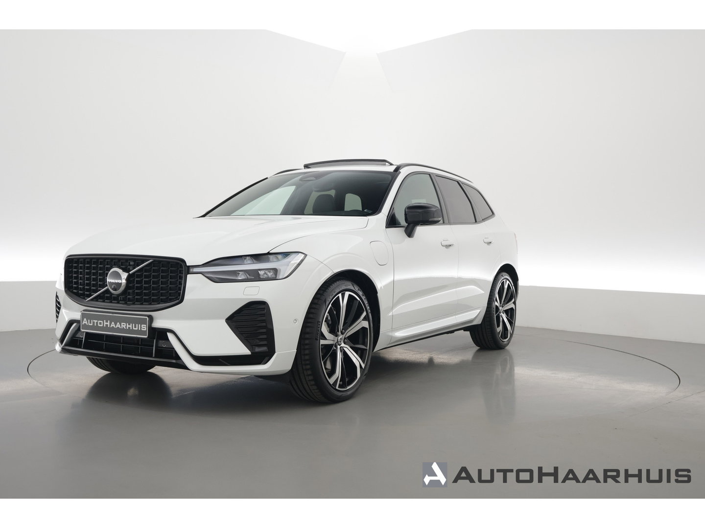 Volvo XC60 2.0 T8 Plug-in hybrid AWD Plus Dark | Luchtvering | Pano | Memory | 360cam | H&K Audio | Adapt. Cruise | CarPlay